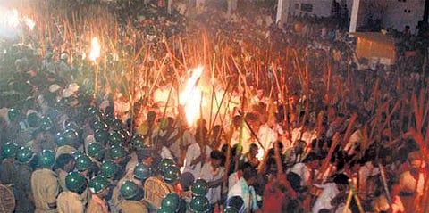 கட்டைகளால் அடித்துக்கொள்ளும் திருவிழா: சிறுவன் பலி, 65 பேரின் மண்டை உடைந்தது