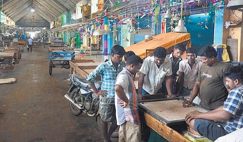 ஜெயலலிதாவுக்கு ஆதரவாக கோயம்பேடு மார்க்கெட்டில் கடைகளை அடைத்து வியாபாரிகள் உண்ணாவிரதம்