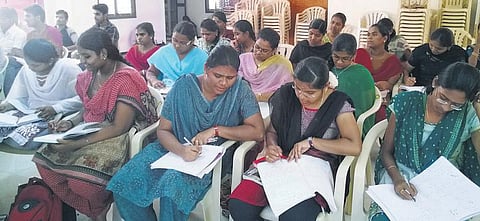 அரசு ஊழியர்களை உருவாக்கும் அரசு ஊழியர்கள்﻿: ஏழை பட்டதாரிகளுக்காக கட்டணமின்றி சேவை﻿