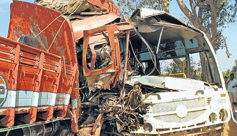 மெல்லத் தமிழன் இனி 4 - "வைகுந்தம் ஆக்ஸிடென்ட் கேள்விப்பட்டிருக்கியா?"