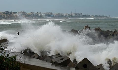 ஹூத்ஹூத்’ புயல் அபாயம்: ஆந்திரா, ஒடிசாவில் லட்சக்கணக்கானோர் வெளியேற்றம்