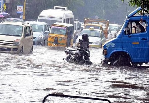 தமிழகத்தில் மழை தீவிரம்: அடுத்த 24 மணி நேரத்தில் வடகிழக்கு பருவமழை தொடங்க வாய்ப்பு﻿