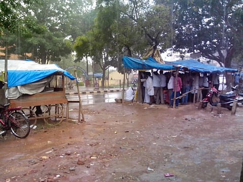 குவியும் அதிமுகவினர்: பெங்களூர் - ஓசூர் சாலையில் போக்குவரத்து நெருக்கடி