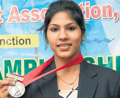 ஸ்பான்சர் இல்லாமல் தவிக்கும் வாள்வீச்சு வீராங்கனை பவானி தேவி