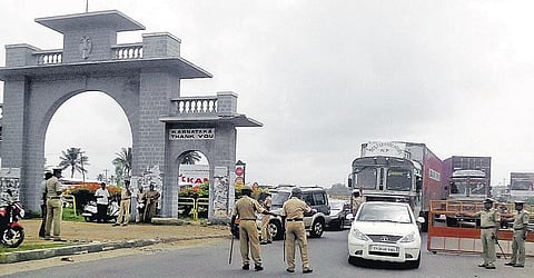 அதிமுக கொடி கட்டிய வாகனங்கள் கர்நாடக எல்லையில் தடுத்து நிறுத்தம்