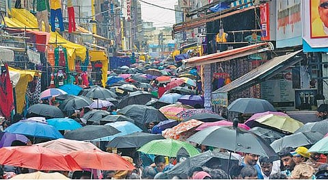 தி.நகரில் குடை பிடித்தபடி அலைமோதிய மக்கள்﻿: கன மழையிலும் தீபாவளி பொருட்கள் வாங்க ஆர்வம்﻿