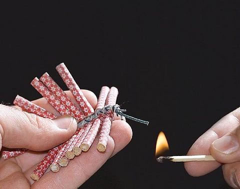 பத்திரமாக வெடிப்போம் பட்டாசு