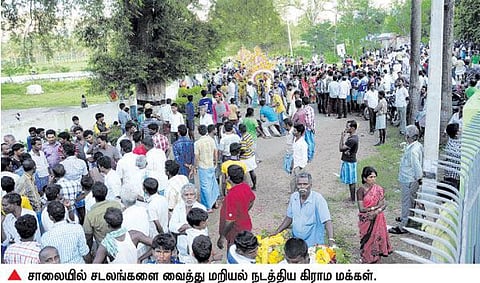 நிவாரண நிதி கேட்டு﻿ 7 சடலங்களுடன் சாலை மறியல் போராட்டம்﻿