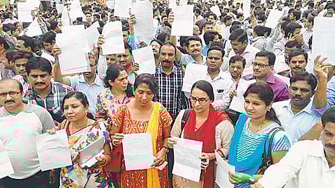 கர்நாடகாவில் ஊதிய உயர்வு கோரி போராட்டம்﻿: 4,500 அரசு மருத்துவர்கள் ராஜினாமா?﻿