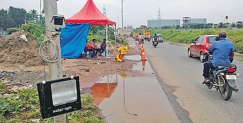 சர்வீஸ் சாலையை உபயோகிக்கும் வாகனங்களுக்கு கிடுக்கிப்பிடி: சென்னை புறவழிச் சாலையில் விரைவில் 3-வது சுங்க வசூல் மையம்?