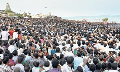 லட்சக்கணக்கான பக்தர்கள் தரிசனம்: திருச்செந்தூரில் சூரனை ஆட்கொண்ட ஜெயந்திநாதர்﻿ - விண்ணைப் பிளந்தது `அரோகரா’ கோஷம்﻿