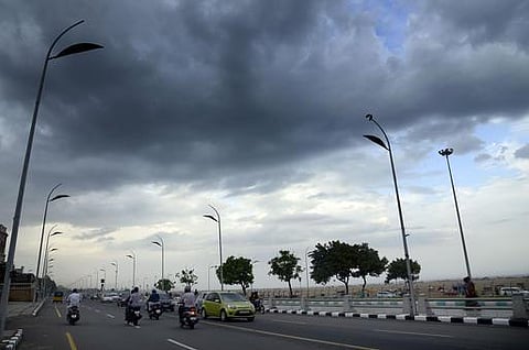 தமிழகத்தில் 2 நாளுக்கு மழை நீடிக்கும்: மேற்கில் நகர்கிறது காற்றழுத்த தாழ்வு நிலை