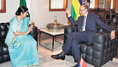 இந்திய பெருங்கடல் பாதைகளை பாதுகாப்பதில் கடற்படை உறுதி: மொரீஷியஸில் சுஷ்மா ஸ்வராஜ் பேச்சு