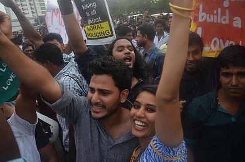 கொல்கத்தாவுக்குப் பரவுகிறது காதல் முத்தப் போராட்டம்!