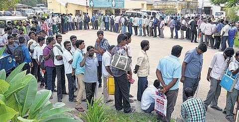 போக்குவரத்துத் துறையில் ஓட்டுநர், நடத்துநர் உட்பட﻿ 8,137 பணியிடங்களுக்கு விண்ணப்பிக்க இளைஞர்கள் ஆர்வம்﻿: நீதிமன்ற உத்தரவால் முதல்முறையாக நேரடியாகவும் ஆட்கள் தேர்வு﻿