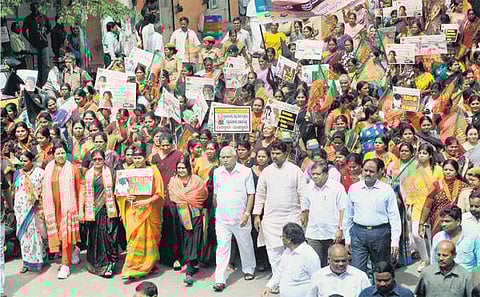 தொடரும் பலாத்கார சம்பவங்கள்: பெங்களூரில் பாஜக கண்டனப் பேரணி﻿ - முதல்வர் வீட்டை முற்றுகையிட முயற்சி