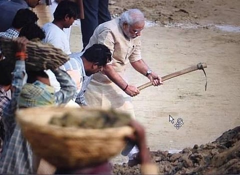 கங்கை கரையை சுத்தம் செய்தார் மோடி﻿