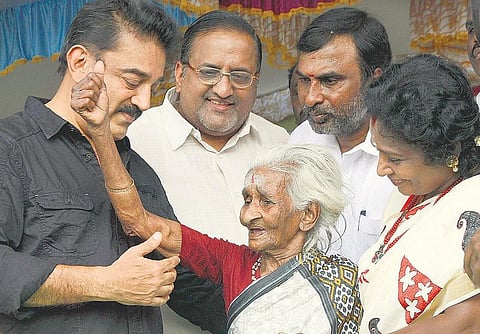 ‘நற்பணி இயக்கமாக மட்டுமே ரசிகர் மன்றம் இயங்க வேண்டும்’ - 60-வது பிறந்தநாளில் கமல்ஹாசன் வேண்டுகோள்