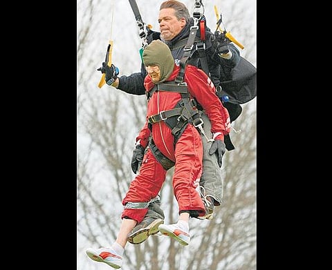ஆகாயத்திலிருந்து குதித்து 100-வது பிறந்த நாளை கொண்டாடிய அமெரிக்க மூதாட்டி﻿