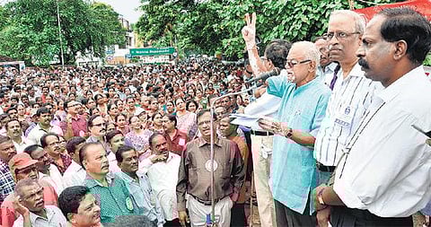 அதிகாரிகள், ஊழியர்கள் வேலைநிறுத்தம்﻿: வங்கிச் சேவைகள் முடங்கியதால் மக்கள் பாதிப்பு﻿ - தென்னிந்தியாவில் ரூ.1.75 லட்சம் கோடி காசோலைகள் தேக்கம்