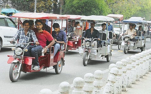 தலைநகரில் வலம் வரும் இ - ரிக் ஷாக்கள்