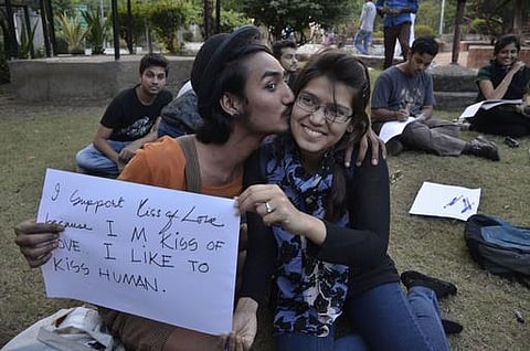 பெங்களூருவில் 22-ம் தேதி முத்தப் போராட்டம்﻿: இந்துத்துவா அமைப்புகள் கடும் எதிர்ப்பு﻿