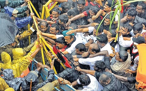 காவிரியில் அணைகள் கட்டும் கர்நாடகத்துக்கு எதிர்ப்பு﻿: முழு அடைப்பு, பஸ், ரயில் மறியல் டெல்டா மாவட்டங்கள் ஸ்தம்பித்தன﻿