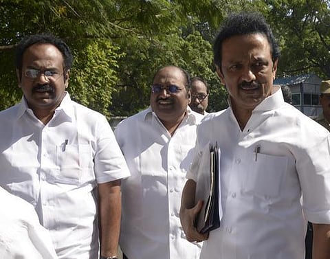 சபாநாயகர் இருக்கை முற்றுகை﻿: சட்டப்பேரவையில் இருந்து திமுக எம்.எல்.ஏ.க்கள் வெளியேற்றம்﻿ - மின் கொள்முதல் விவகாரத்தில் காரசார விவாதம்﻿