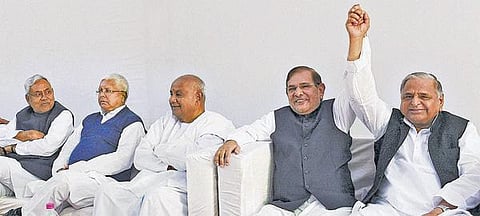 6 கட்சிகள் இணைந்து புதிய கட்சி உருவாகிறது﻿: ஒருங்கிணைப்பை மேற்பார்வையிட முலாயமுக்கு அங்கீகாரம்﻿﻿