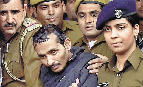 டெல்லி பலாத்கார சம்பவம்: வாடகைக் கார் நிறுவனத்துக்குத் தடை﻿; கைது செய்யப்பட்ட ஓட்டுநருக்கு போலீஸ் காவல்﻿