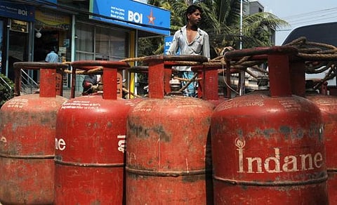 காஸ் சிலிண்டர் பதிவுக்கு ஆதார், வங்கி கணக்கு விவரம் கேட்பதை எதிர்த்து வழக்கு