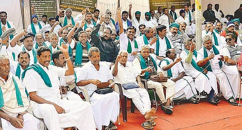 கர்நாடக அரசு காவிரியில் அணை கட்ட எதிர்ப்பு: டெல்லியில் தமிழக விவசாயிகள் உண்ணாவிரதம்