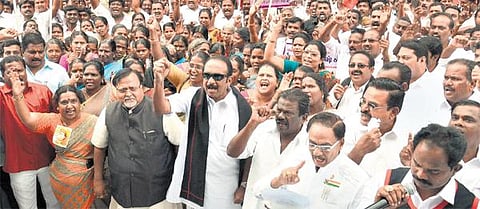 நேதாஜி பற்றிய உண்மைகளை வெளியிடாவிட்டால்﻿ மம்தா தலைமையில் நாடாளுமன்ற முற்றுகை﻿: சென்னை ஆர்ப்பாட்டத்தில் வைகோ அறிவிப்பு﻿