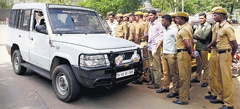 நீதிமன்ற வாசலில் போலீஸாருடன் மோதல்﻿: வழக்கறிஞர்கள் 9 பேர் மீது வழக்கு﻿ - ராஜினாமா செய்ய முயன்ற இளைஞர் காவல்படை வீரர்களால் பரபரப்பு﻿