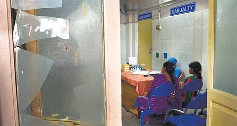 கீழ்பாக்கம் அரசு மருத்துவமனையில் ஆண் குழந்தை இறப்பு﻿: ஜன்னல் கண்ணாடிகள் உடைப்பு; போலீஸ் தடியடி﻿