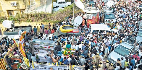 தமிழ்த் திரையுலகமே திரண்டு கண்ணீர் அஞ்சலி﻿: இயக்குநர் கே.பாலசந்தர் உடல் தகனம்﻿ - இறுதி ஊர்வலத்தில் ஆயிரக்கணக்கானோர் பங்கேற்பு﻿