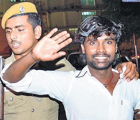 பொள்ளாச்சி சிறுமிகளுக்கு பாலியல் வன்கொடுமை﻿: குற்றவாளிக்கு இரட்டை ஆயுள், 44 ஆண்டுகள் சிறை தண்டனை﻿ - கோவை மகளிர் நீதிமன்றம் பரபரப்பு தீர்ப்பு﻿