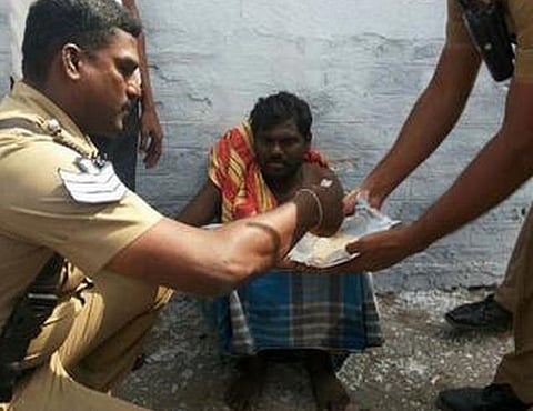 சாலையில் மயங்கி விழுந்த நபரிடம் பரிவு காட்டிய போலீஸ்: சென்னையில் நெகிழ்ச்சி சம்பவம்