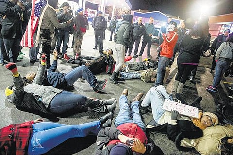 பெர்க்லியில் கருப்பின இளைஞரை சுட்டுக் கொன்ற போலீஸ் அதிகாரி﻿: அமெரிக்காவில் மீண்டும் பதற்றம்﻿