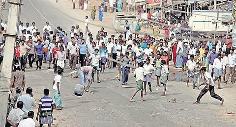 தேனியில் இரு தரப்பினரிடையே மோதல்: போலீஸ் துப்பாக்கிச் சூடு கலவரத்தில் 2 பேர் பலி