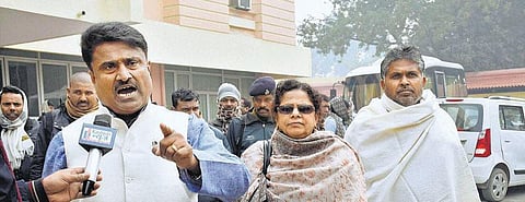 ஐக்கிய ஜனதா தளத்தைச் சேர்ந்த பிஹார் எம்எல்ஏக்கள் 4 பேர் பதவி பறிப்பு