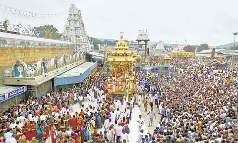 வைகுண்ட ஏகாதசியை முன்னிட்டு﻿﻿ திருப்பதி ஏழுமலையான் தங்கத் தேரில் பவனி﻿