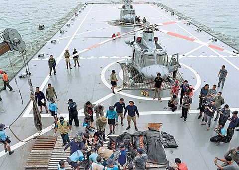 ஏர் ஏசியா விமானத்தின் 2 பெரிய பாகங்கள் மீட்பு