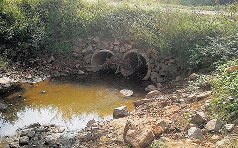 ஏரிக்கு தண்ணீர் வரும் கால்வாயில் ஆக்கிரமிப்பு﻿: நடவடிக்கை எடுக்க விவசாயிகள் வலியுறுத்தல்﻿