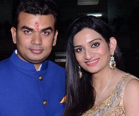 மனைவியை குத்திவிட்டு டெல்லியில் ஐ.டி. ஊழியர் தற்கொலை: திருமணமான இரண்டே மாதங்களில் துயரம்