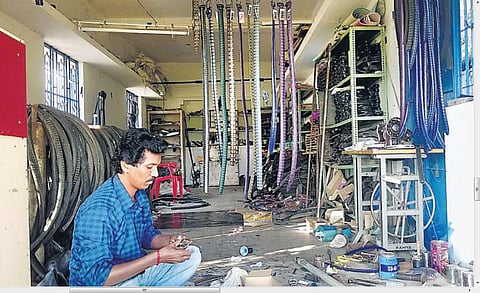 பெல்ட்டாக மாறும் சைக்கிள் டயர்கள்﻿: காலணி தயாரிக்கும் தொழிலாளியின் புதிய முயற்சி﻿