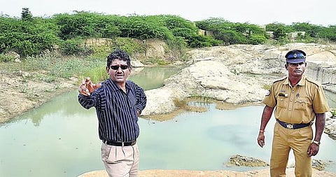 செயற்கை கரை அமைத்து குவாரிக்காக ஆறு இரண்டாகப் பிளப்பு﻿: சகாயத்திடம் கிராம மக்கள் புகார்﻿