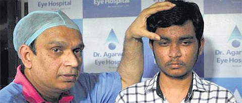 பார்வை குறைபாடுள்ள ஐஐடி மாணவனுக்கு செயற்கை லென்ஸ்: அகர்வால் கண் மருத்துவமனை மருத்துவர்கள் சாதனை﻿