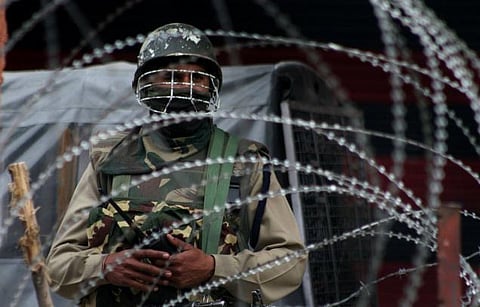 வேலைப்பளுவால் சமூகத்தில் தனிமைப்படுத்தப்படும் சி.ஆர்.பி.எப்.வீரர்கள்: ஆய்வில் அதிர்ச்சித் தகவல்கள்﻿﻿