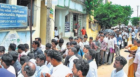 வேலைவாய்ப்பற்ற இளைஞர்கள் அரசு உதவித் தொகை பெற விண்ணப்பிக்கலாம்﻿﻿